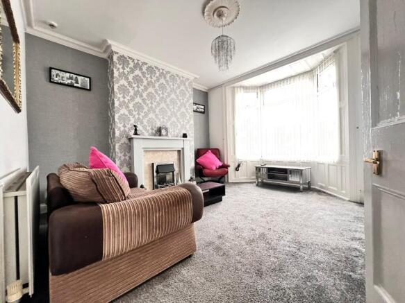 LOUNGE (FLAT 2)