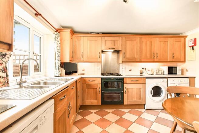 Kitchen 2.jpg
