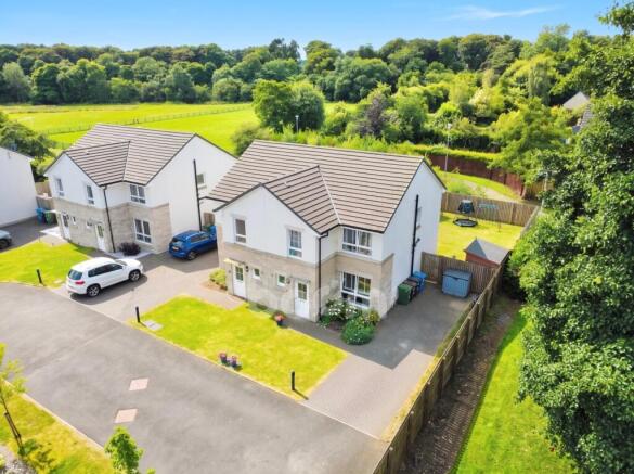 Lochwynd, Lochwinnoch three bedroom semi detached