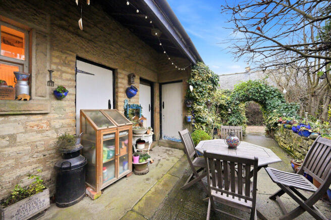 Rear courtyard garden