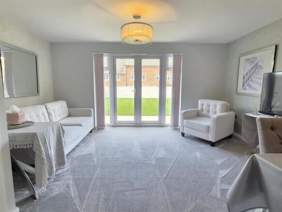 LOUNGE WITH DINING AREA