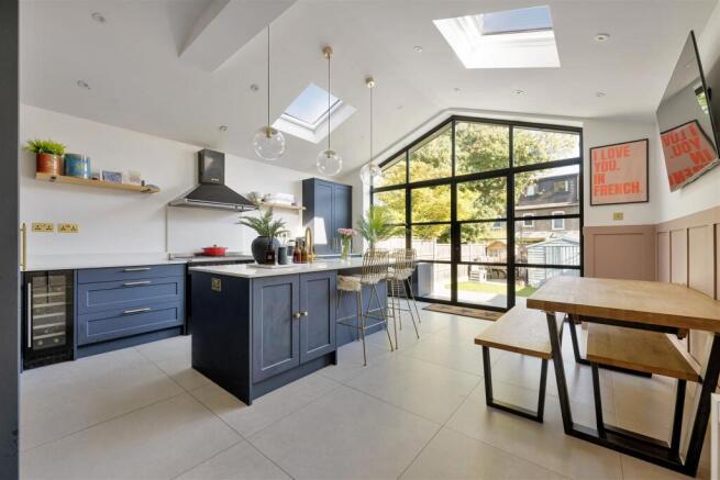 Selwyn Avenue, E4