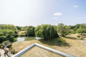 6, The Leys, Esher Road, Hersham, Walton-on-thames KT12 4LP