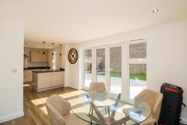 KITCHEN/DINING ROOM