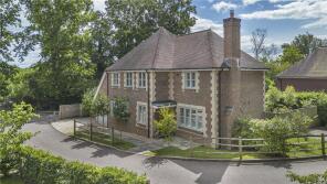 4, Watermead, Haywards Heath RH17 6EY