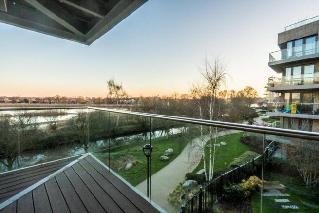 Luxury 3-Bedroom Apartment with Large Balcony & L