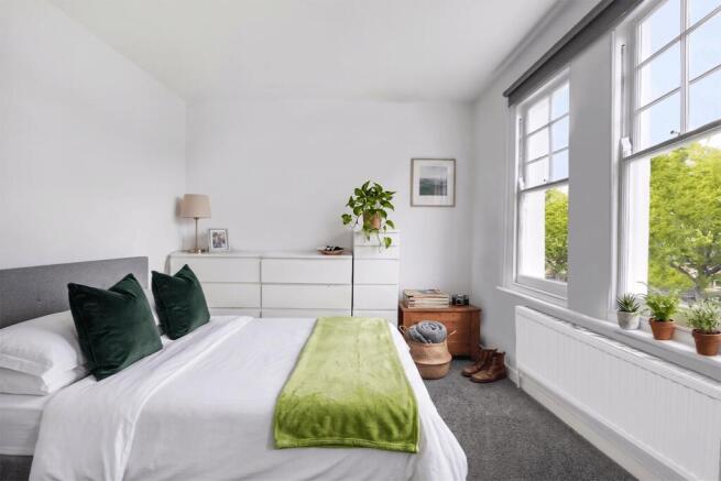 Sophisticated, Two Bedroom 1st Floor Apartment wi