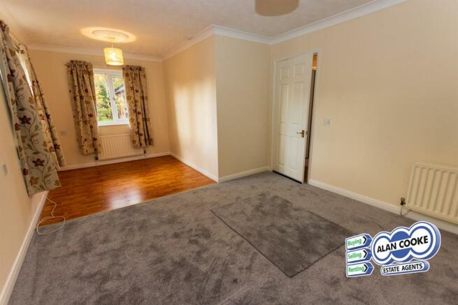 L-SHAPED LIVING ROOM