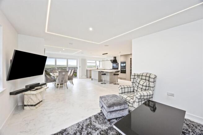 Open Plan Living Room/Kitchen