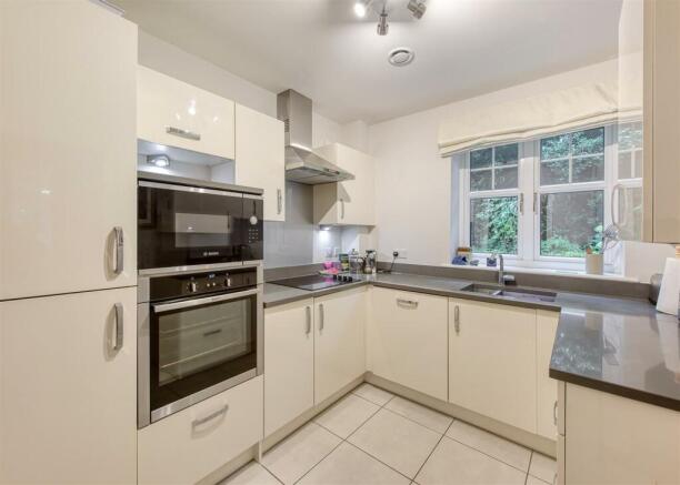 5 Clock Gardens-kitchen.jpg