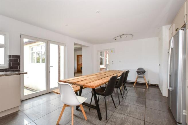 Kitchen/ Dining Room
