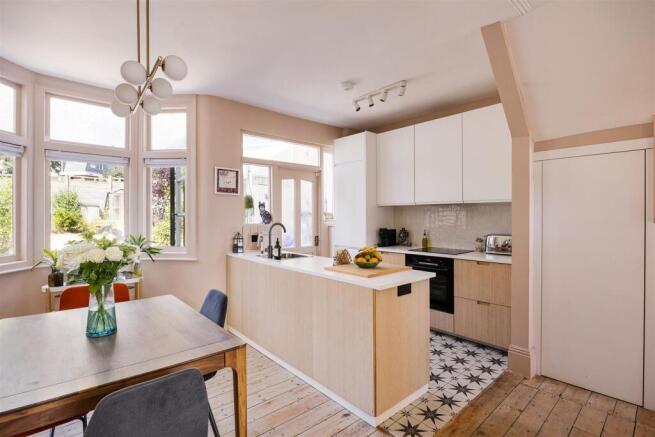 Selwyn Avenue, E4