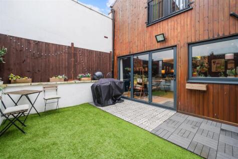 Walpole Road, Colliers Wood