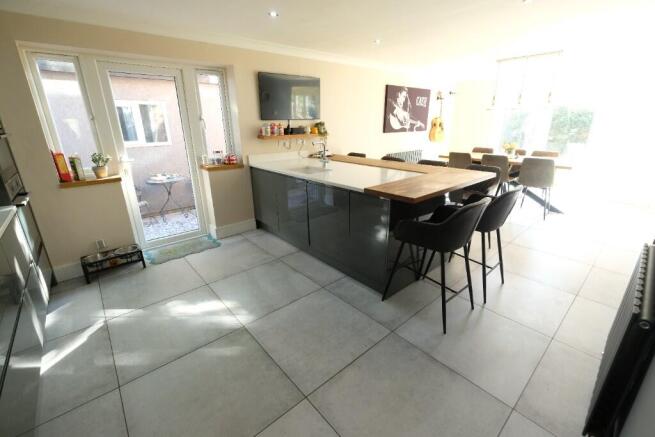 KITCHEN/DINING ROOM