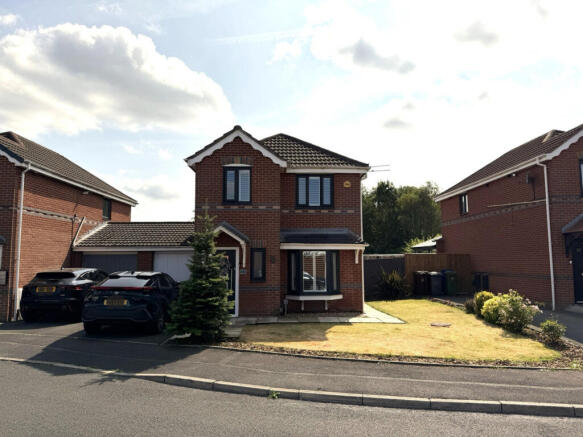 Immaculate 3 Bedroom Linked detached