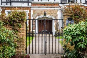 Flat 8, 98 Kingsmead, Foley Road, Claygate, Esher KT10 0NB