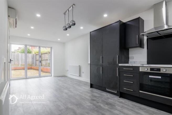KITCHEN/LIVING ROOM