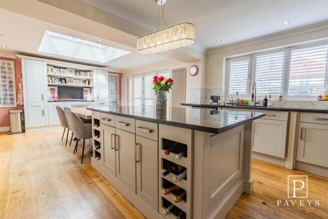OPEN PLAN KITCHEN FAMILY ROOM