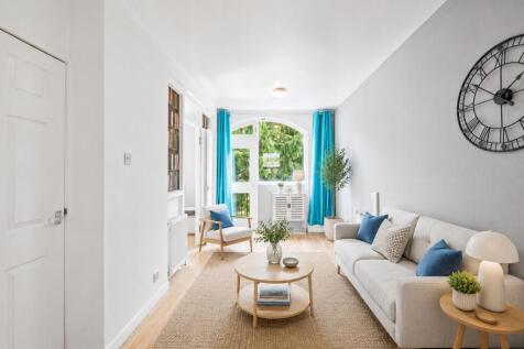 3/2 Browns Close, 65 Canongate, Old Town, Edinburgh, EH8