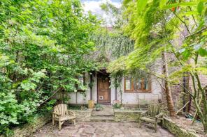 2, North Weylands Cottages, Molesey Road, Walton-on-thames KT12 3PL