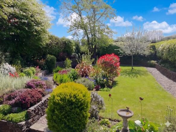 EWEMOVE SOUTH MOLTON - GARDEN