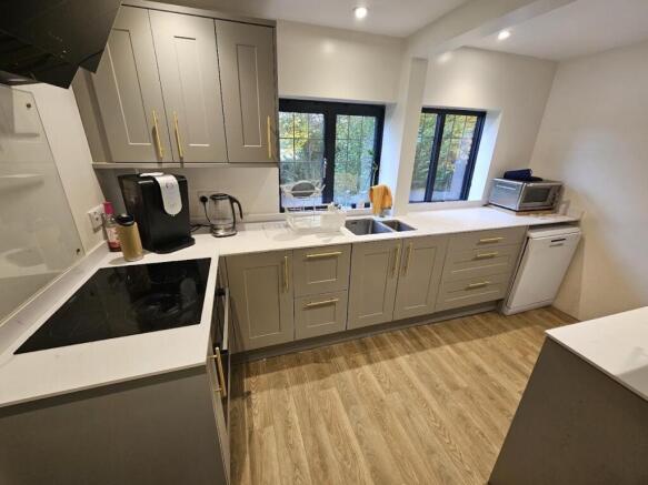 Kitchen 2.jpeg