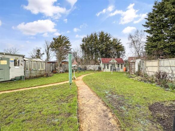 Generous Private Garden 665