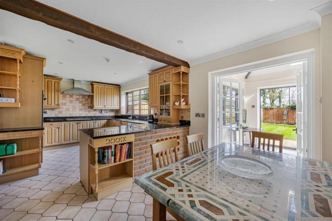 Kitchen & Dining
