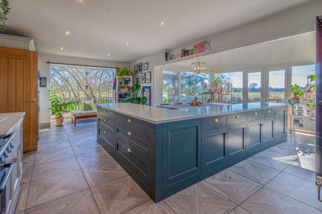 6 Bedroom Detached for Sale