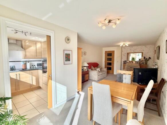LOUNGE/DINING ROOM