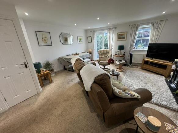 SITTING/DINING ROOM