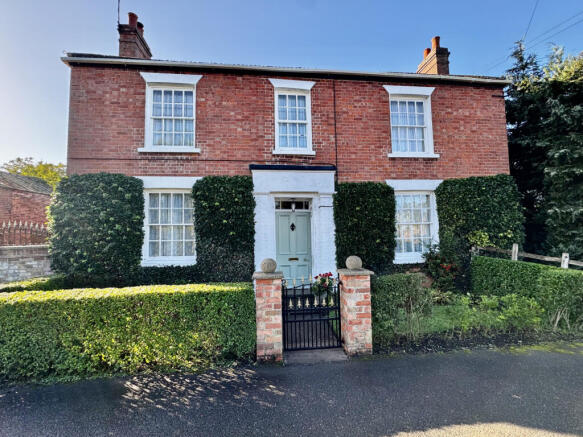 5 bedroom Detached for sale