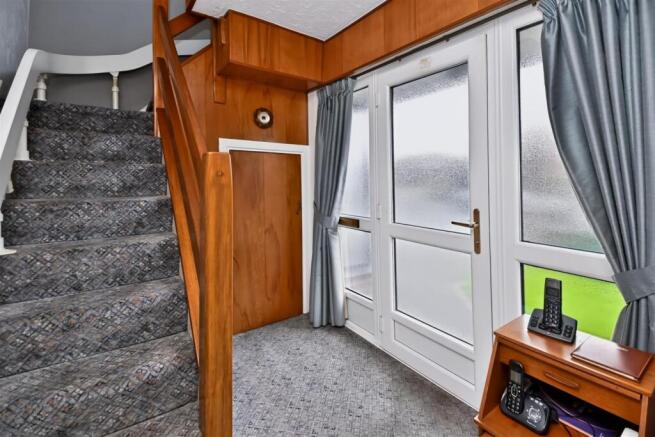33 Meynell Drive Entrance Hall.jpg