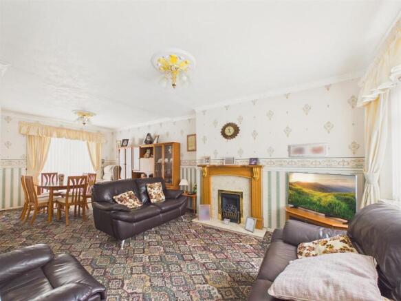 LOUNGE/DINING ROOM