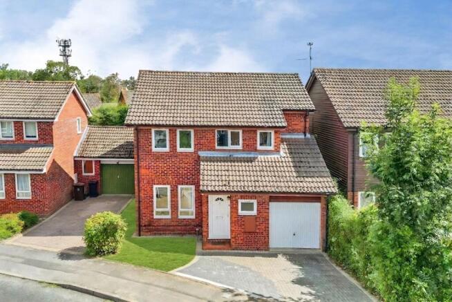 Beaconsfield Way Earley Front