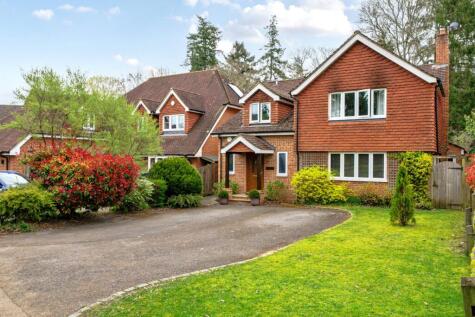 Vale Wood Drive, Lower Bourne, Farnham, GU10