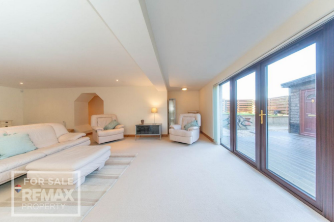 Main Suite/ Lounge Area