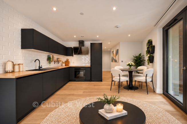 Kitchen / Dining Area