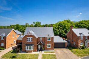 7, Blue Bird Gate, Horley RH6 0GT