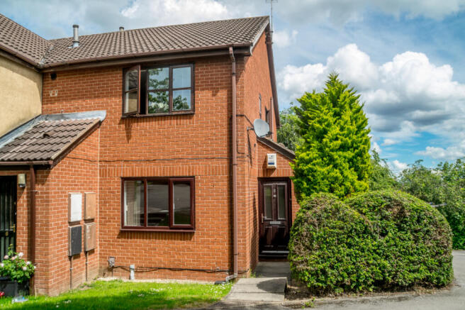 Ground Floor Flat with Private Garden in Popular