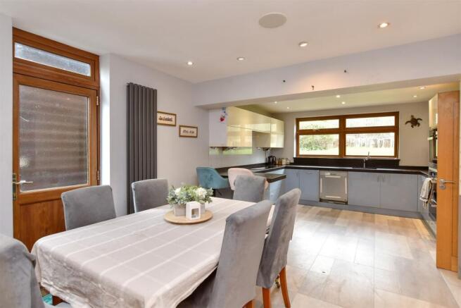 Kitchen/ Dining Room