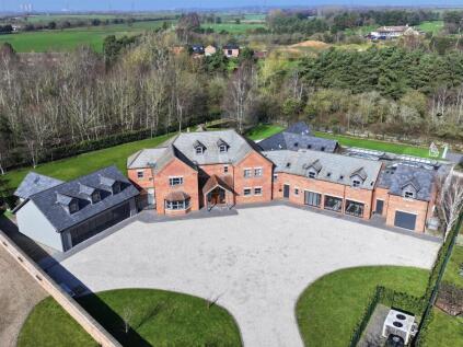 Woodside Grange, 7 The Fairways, Torksey, Lincoln