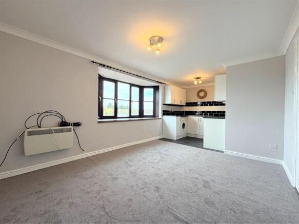 LOUNGE KITCHEN DI...