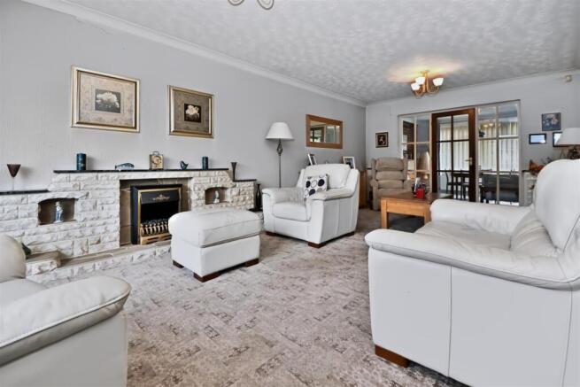 33 Meynell Drive Lounge (2).jpg