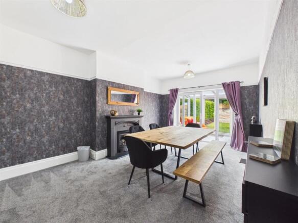 Dining room: