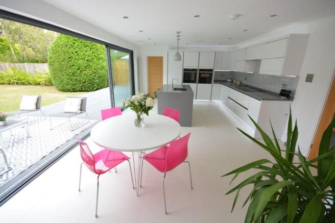 KITCHEN/DINING ROOM