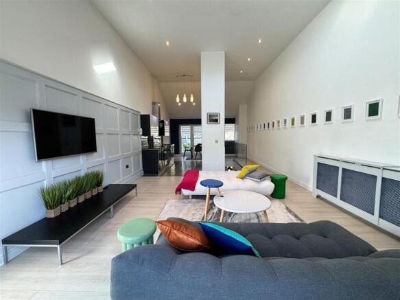 LOUNGE AREA