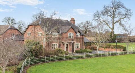 Detached Country House with Annexe & Equestrian Facilities set in 4.5 acres.