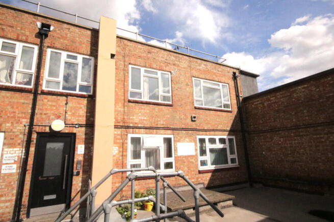 2 Bedroom Flat requiring refurbishment. Long leas