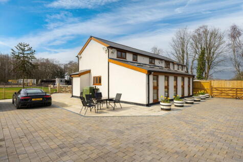Modern Barn Conversion with 1 Acre of Land in Astley Green, Greater Manchester